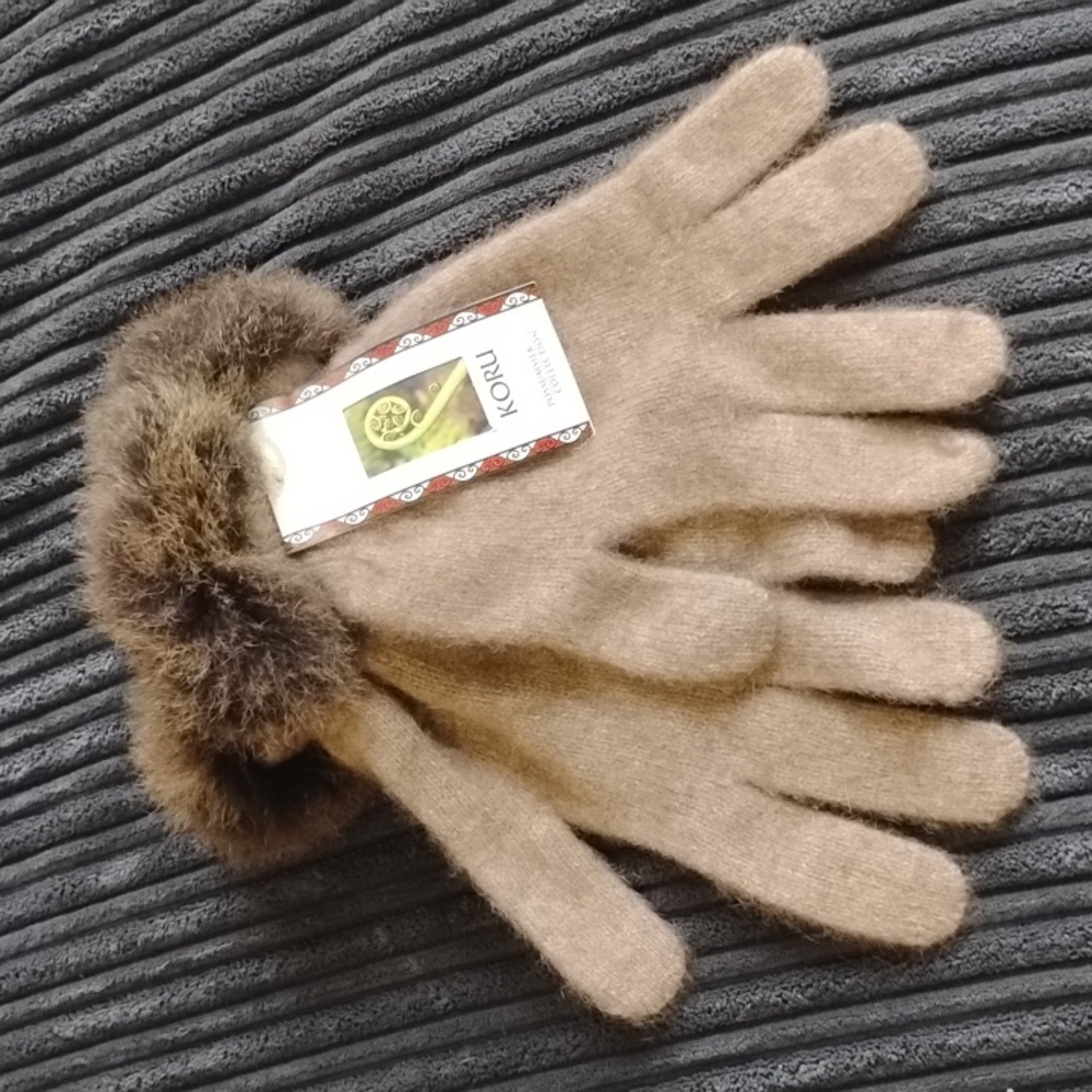 Koru womens Wool And Silk gloves